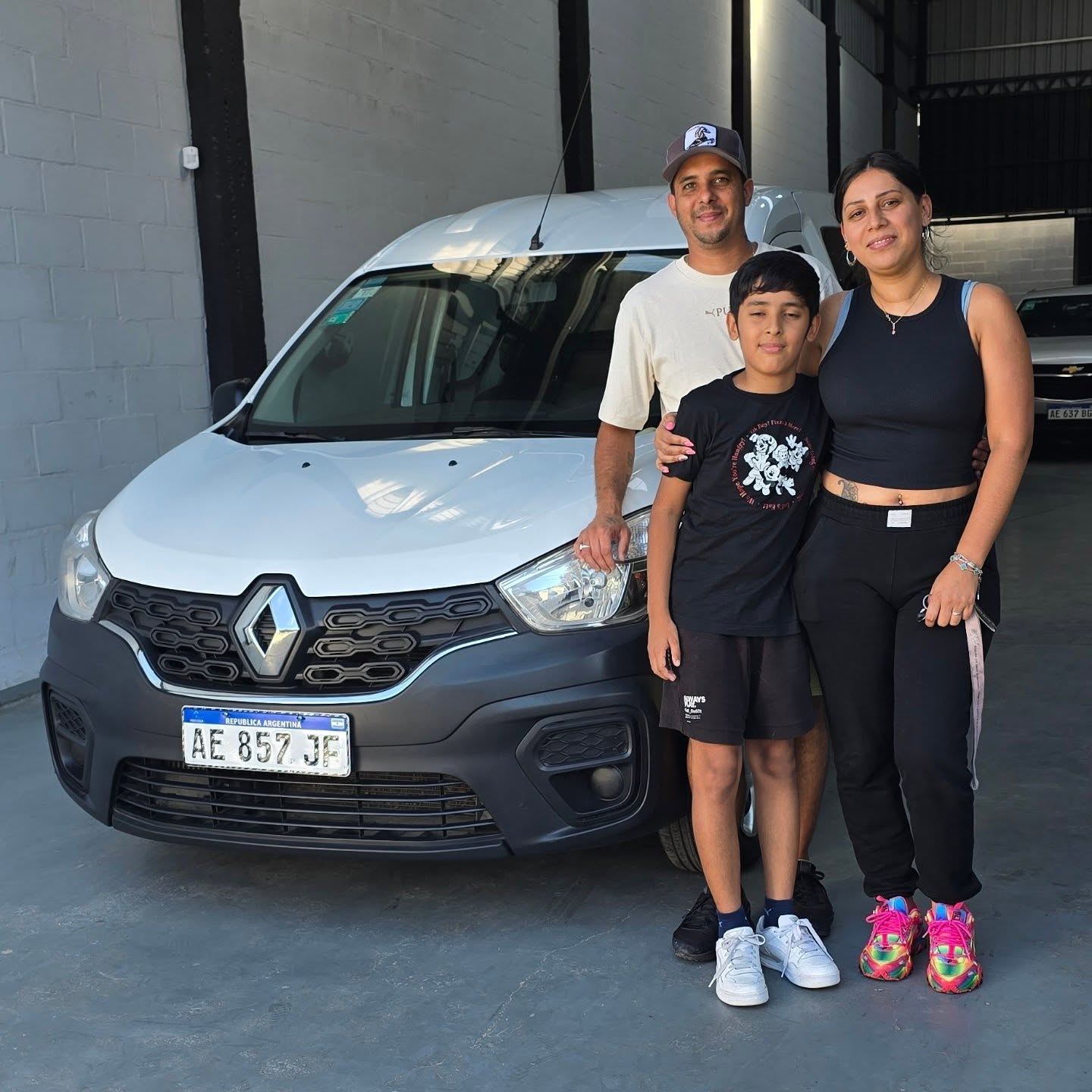 Christian y Carla con Renault Kangoo